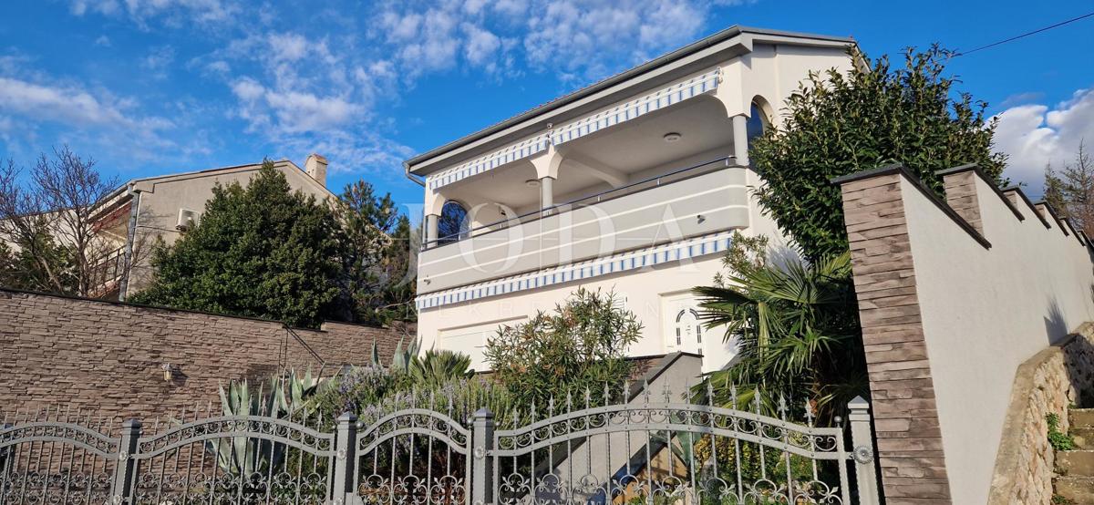 "Pogled na morje iz vašega rajskega kotička: prenovljena hiša v Klenovici z dvema apartmajema in elegantnim vrtom!"