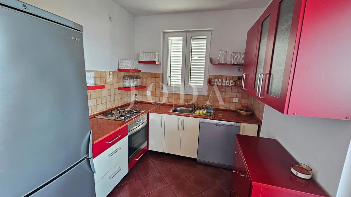 "Pogled na morje iz vašega rajskega kotička: prenovljena hiša v Klenovici z dvema apartmajema in elegantnim vrtom!"