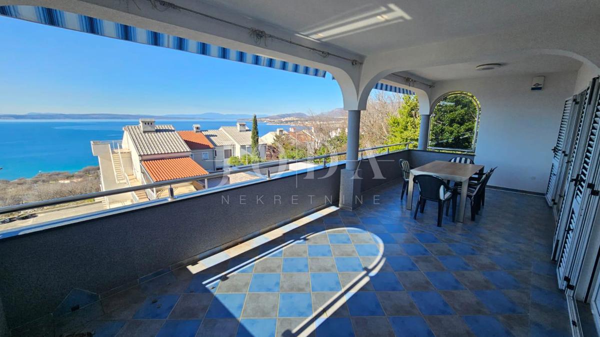 "Pogled na morje iz vašega rajskega kotička: prenovljena hiša v Klenovici z dvema apartmajema in elegantnim vrtom!"