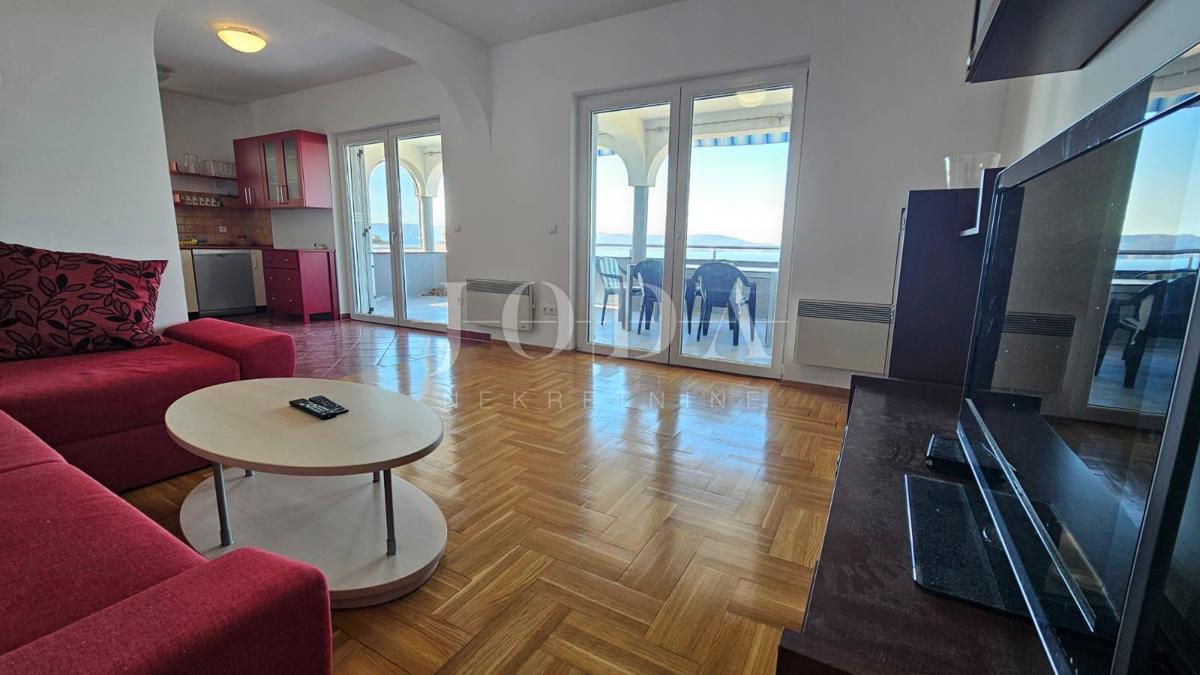"Pogled na morje iz vašega rajskega kotička: prenovljena hiša v Klenovici z dvema apartmajema in elegantnim vrtom!"