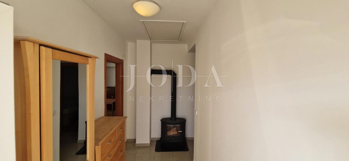 "Pogled na morje iz vašega rajskega kotička: prenovljena hiša v Klenovici z dvema apartmajema in elegantnim vrtom!"