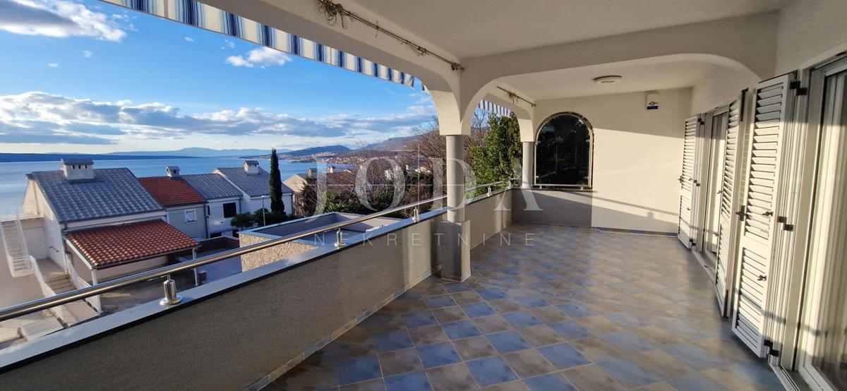 "Pogled na morje iz vašega rajskega kotička: prenovljena hiša v Klenovici z dvema apartmajema in elegantnim vrtom!"