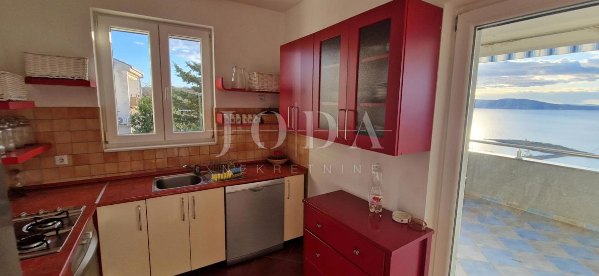 "Pogled na morje iz vašega rajskega kotička: prenovljena hiša v Klenovici z dvema apartmajema in elegantnim vrtom!"