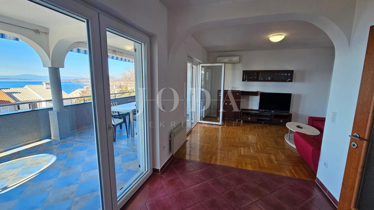 "Pogled na morje iz vašega rajskega kotička: prenovljena hiša v Klenovici z dvema apartmajema in elegantnim vrtom!"