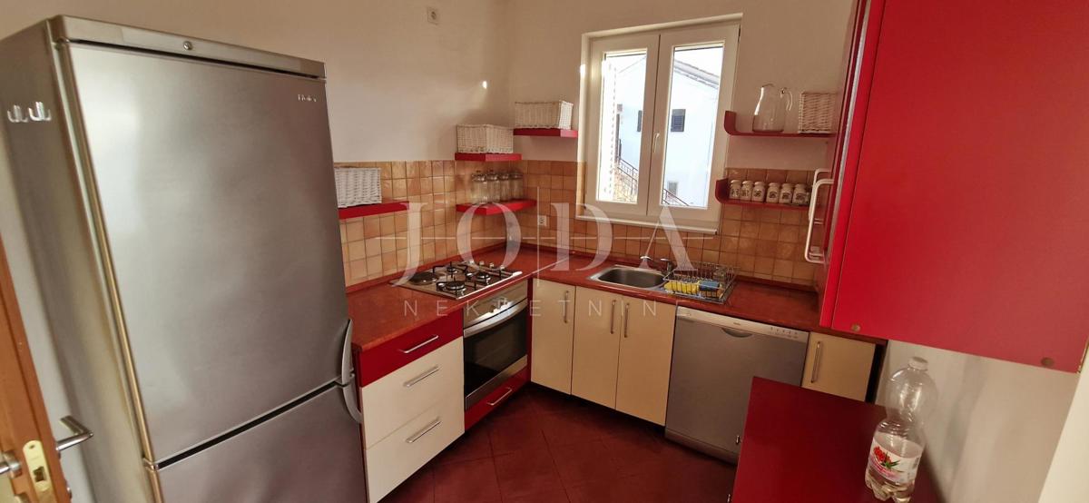 "Pogled na morje iz vašega rajskega kotička: prenovljena hiša v Klenovici z dvema apartmajema in elegantnim vrtom!"
