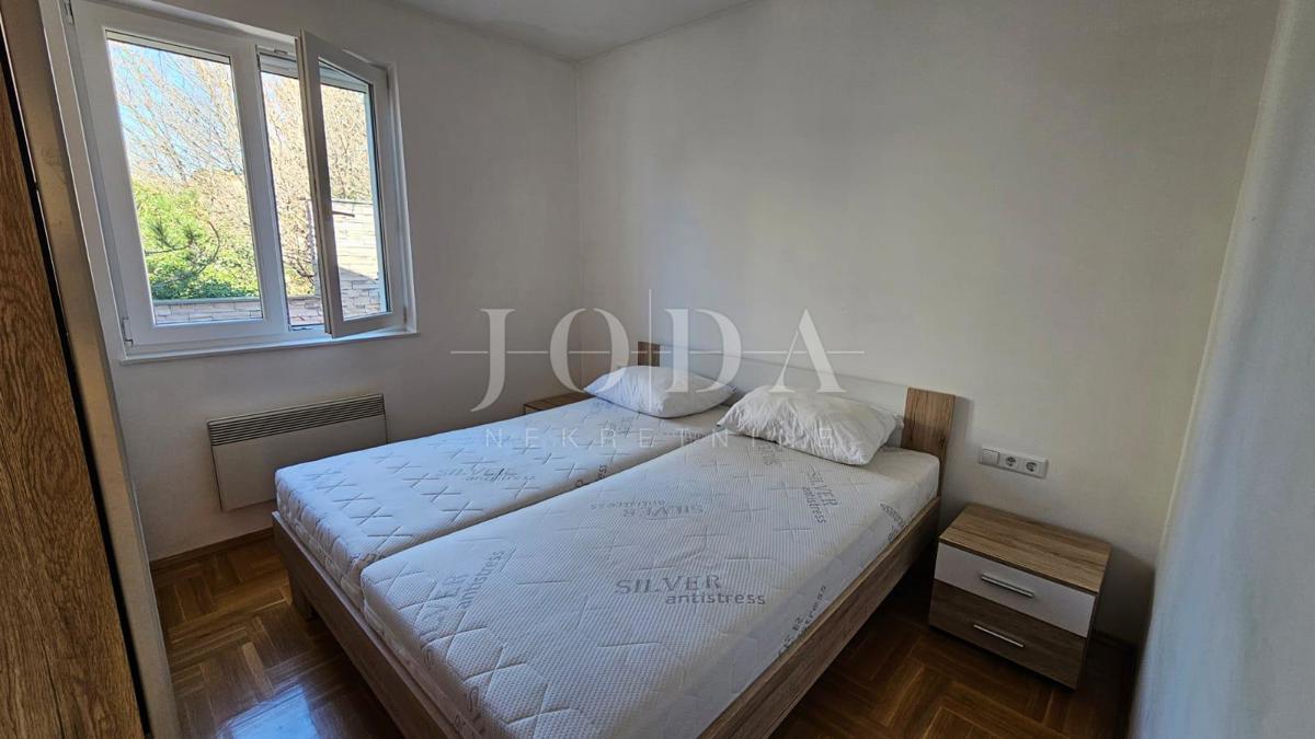 "Pogled na morje iz vašega rajskega kotička: prenovljena hiša v Klenovici z dvema apartmajema in elegantnim vrtom!"