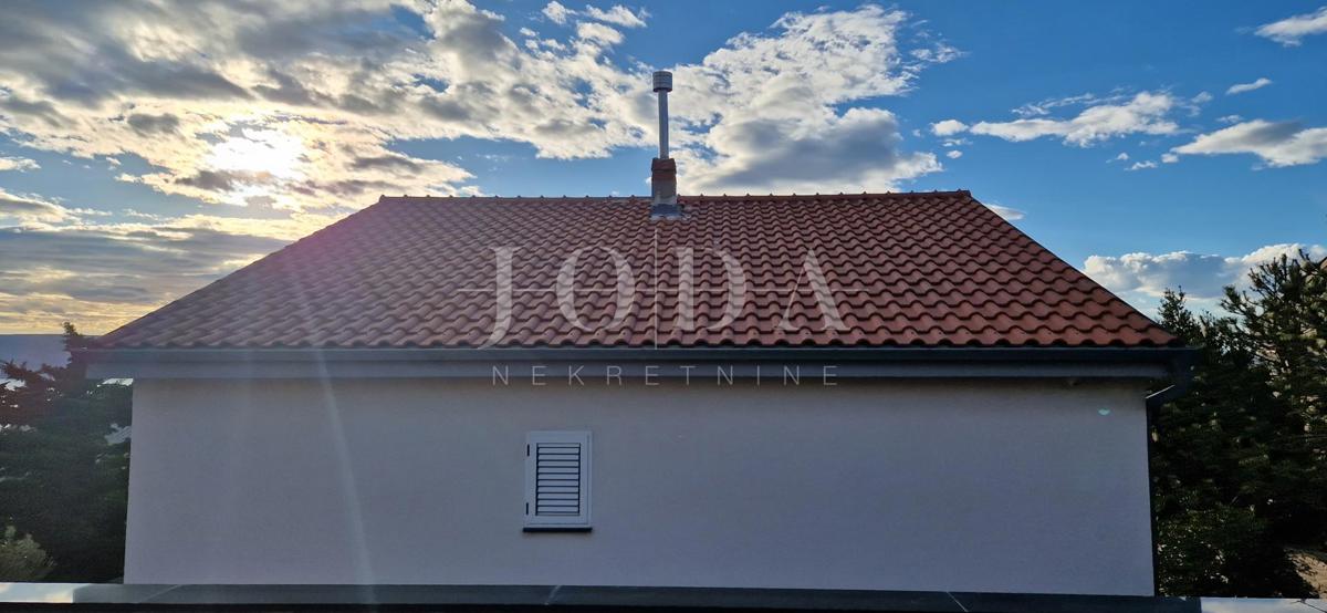 "Pogled na morje iz vašega rajskega kotička: prenovljena hiša v Klenovici z dvema apartmajema in elegantnim vrtom!"