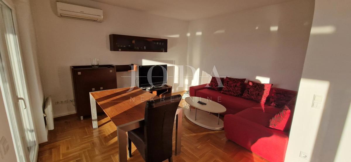"Pogled na morje iz vašega rajskega kotička: prenovljena hiša v Klenovici z dvema apartmajema in elegantnim vrtom!"