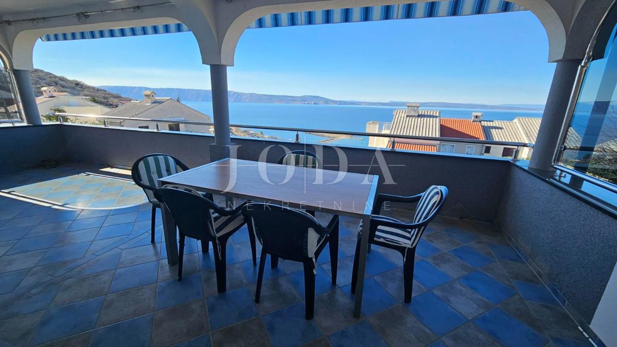 "Pogled na morje iz vašega rajskega kotička: prenovljena hiša v Klenovici z dvema apartmajema in elegantnim vrtom!"