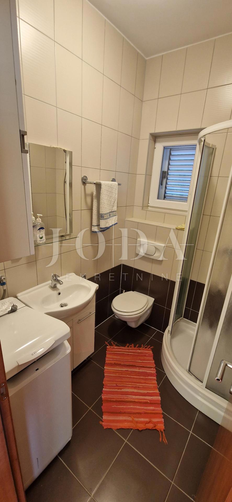 "Pogled na morje iz vašega rajskega kotička: prenovljena hiša v Klenovici z dvema apartmajema in elegantnim vrtom!"