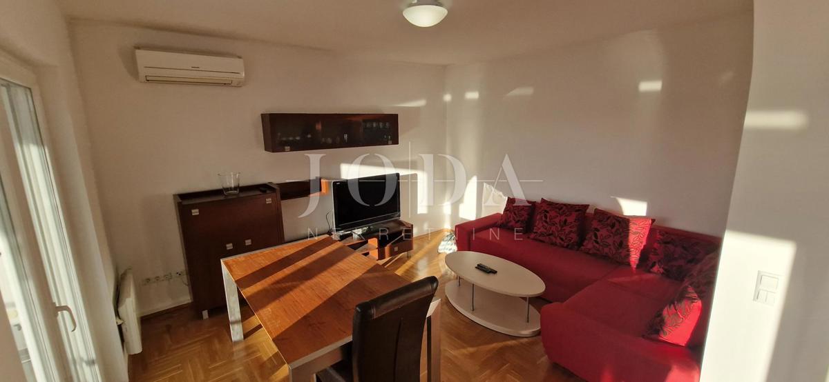 "Pogled na morje iz vašega rajskega kotička: prenovljena hiša v Klenovici z dvema apartmajema in elegantnim vrtom!"