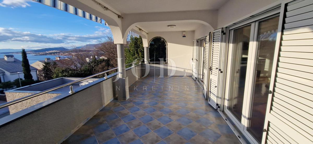 "Pogled na morje iz vašega rajskega kotička: prenovljena hiša v Klenovici z dvema apartmajema in elegantnim vrtom!"