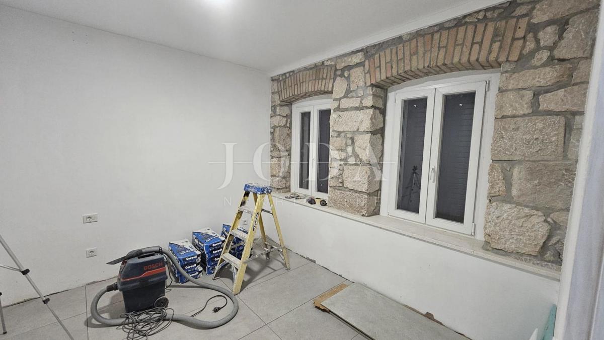 Plemenska kombinacija sodobnosti in avtohtonosti