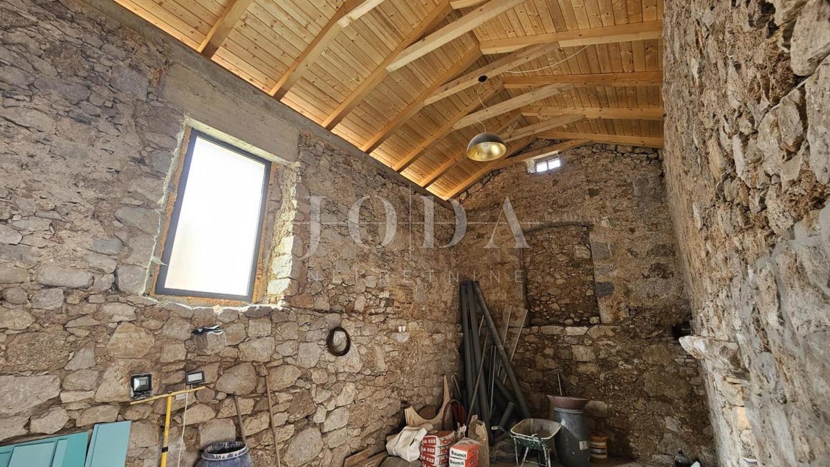 Plemenska kombinacija sodobnosti in avtohtonosti