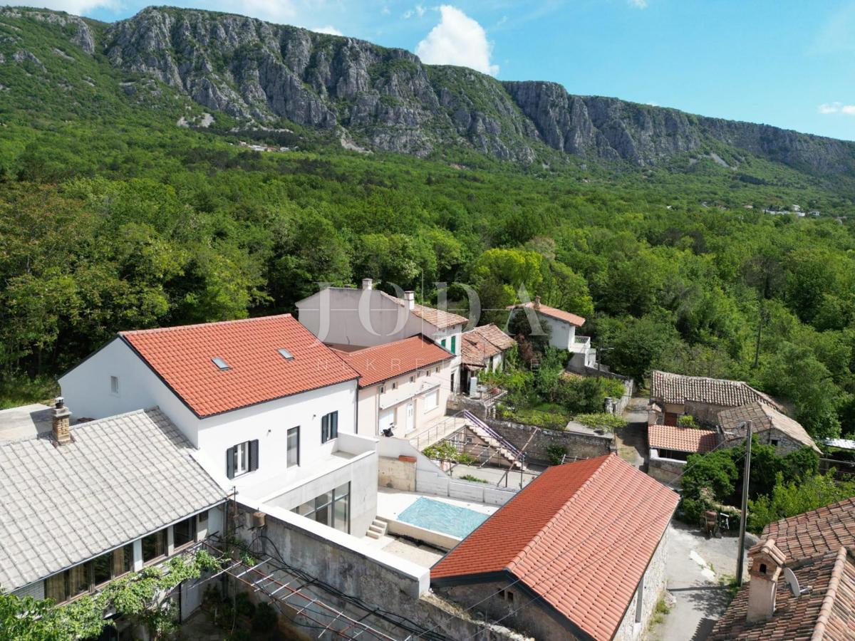 Plemenska kombinacija sodobnosti in avtohtonosti