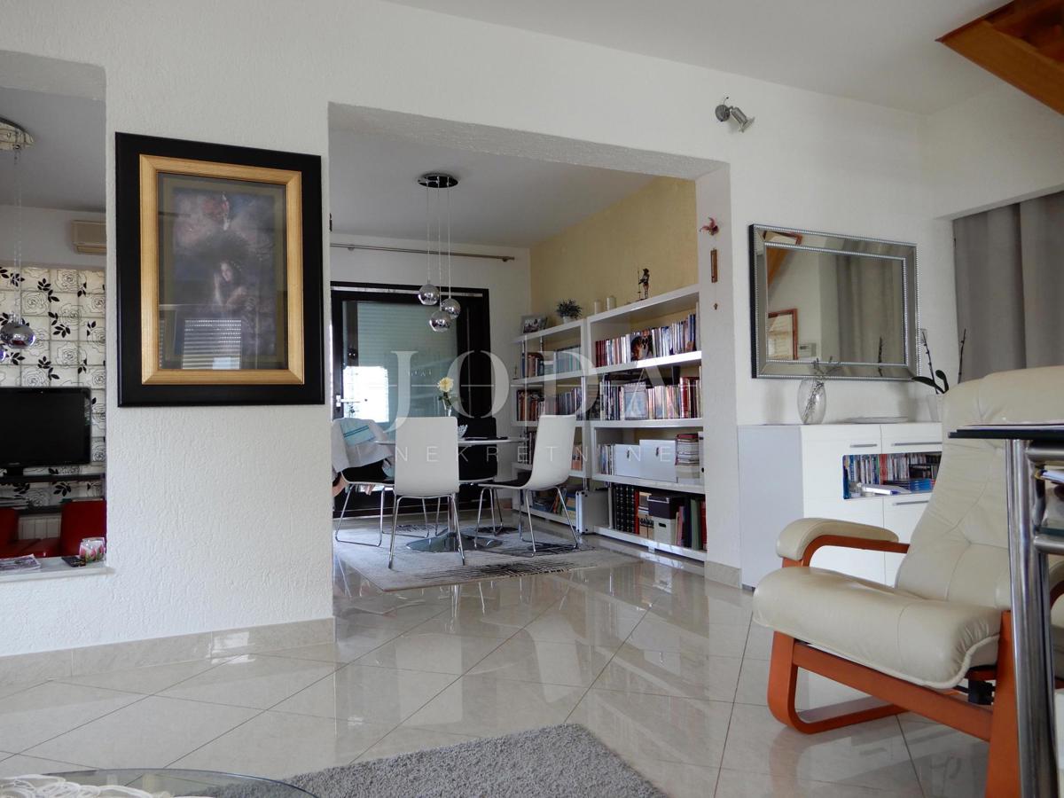 Prostorna hiša s 4 apartmaji - Malinska