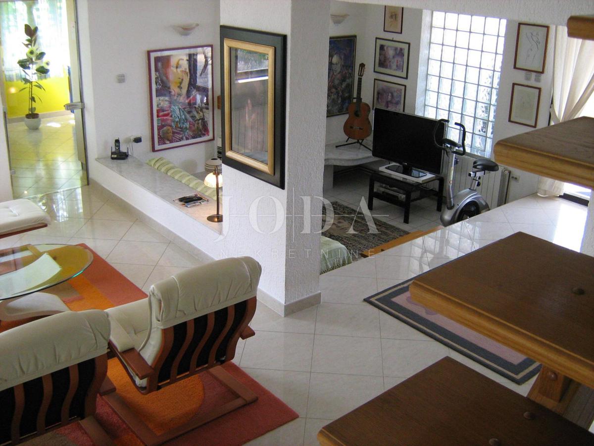 Prostorna hiša s 4 apartmaji - Malinska