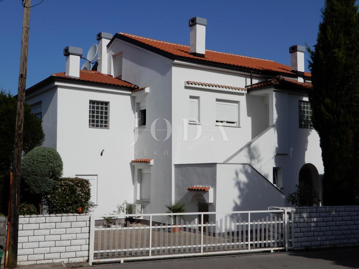 Prostorna hiša s 4 apartmaji - Malinska