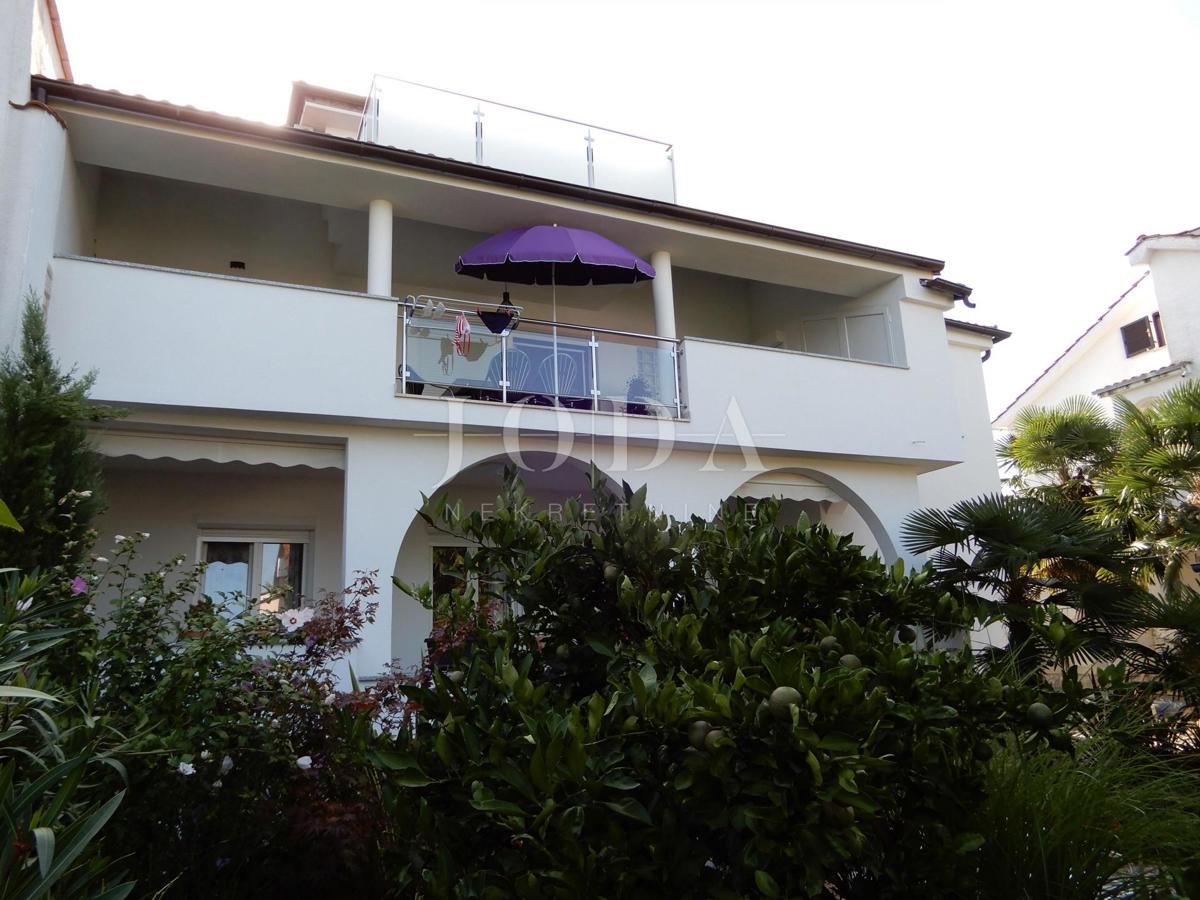 Prostorna hiša s 4 apartmaji - Malinska