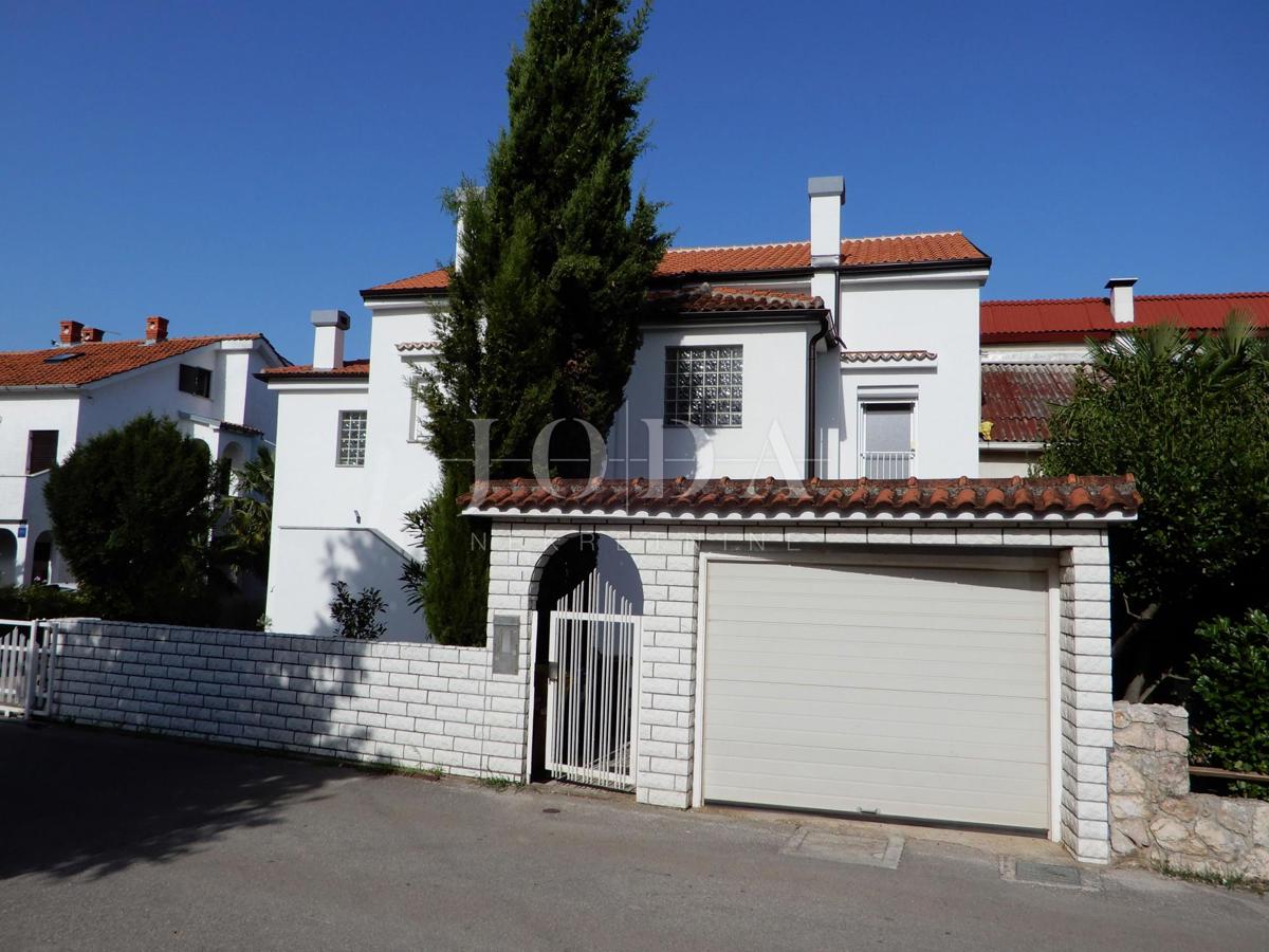 Prostorna hiša s 4 apartmaji - Malinska