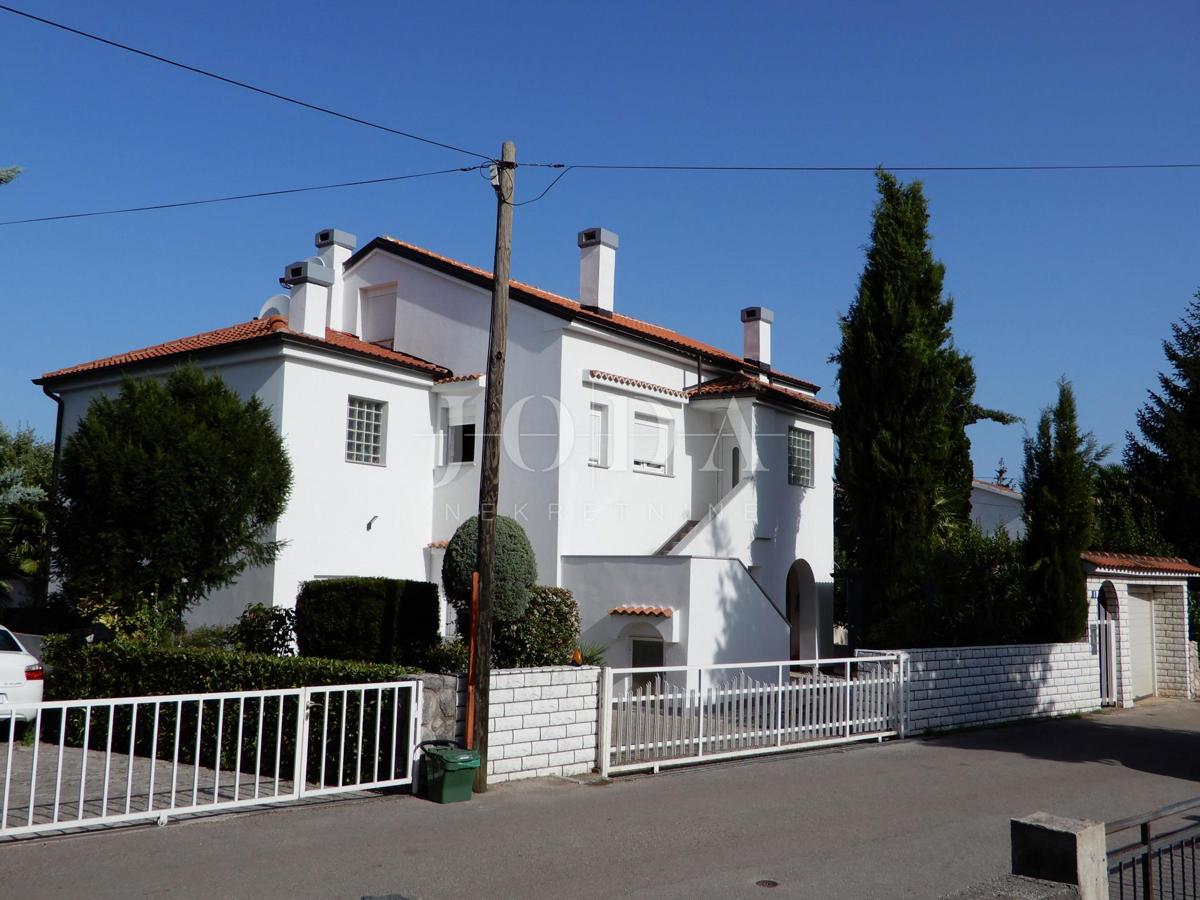 Prostorna hiša s 4 apartmaji - Malinska