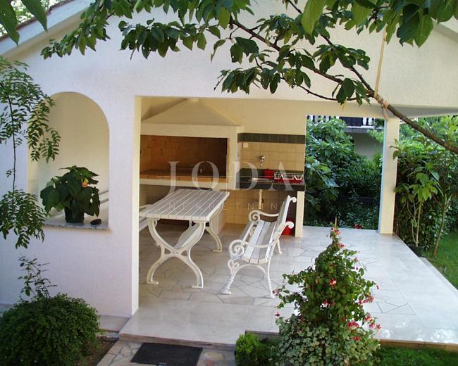 Prostorna hiša s 4 apartmaji - Malinska