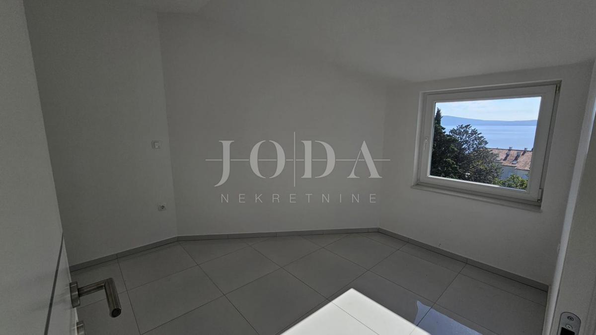 Dvonadstropno stanovanje v Crikvenici v bližini morja