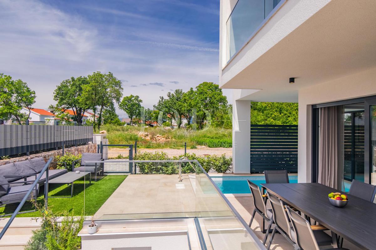 Apartma z bazenom in vrtom