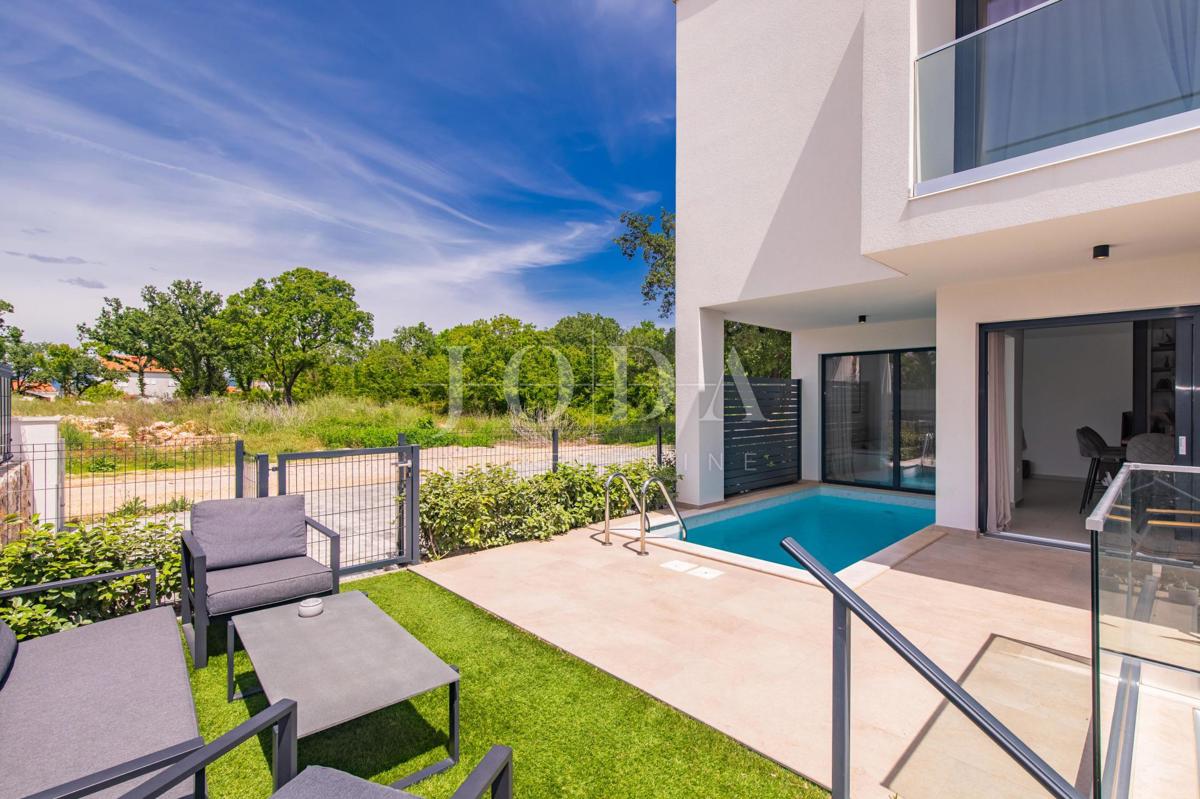 Apartma z bazenom in vrtom