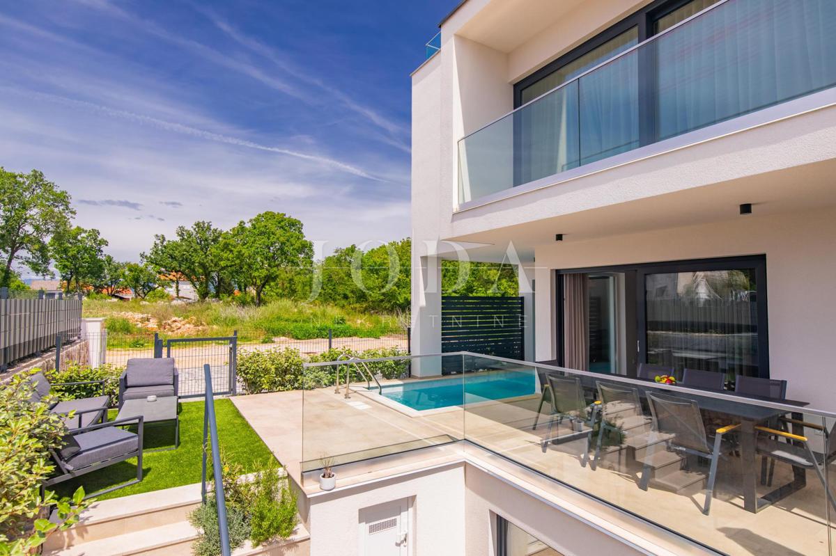 Apartma z bazenom in vrtom