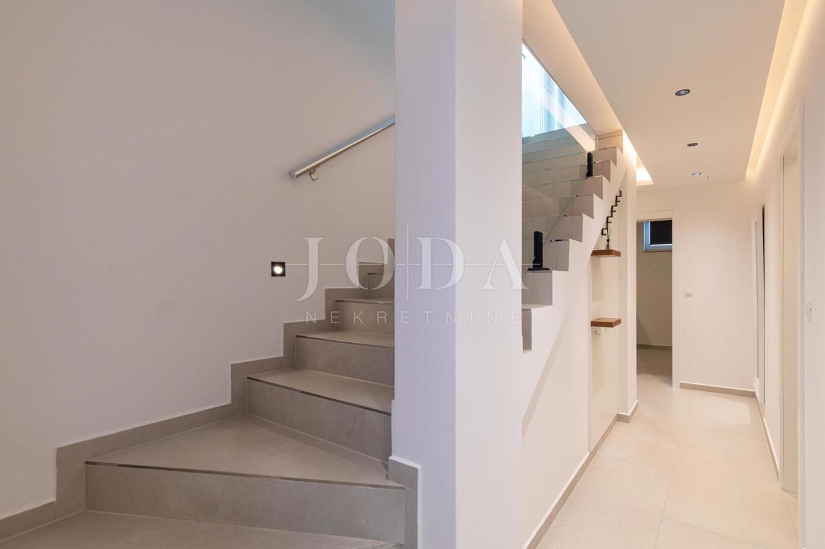 Apartma z bazenom in vrtom