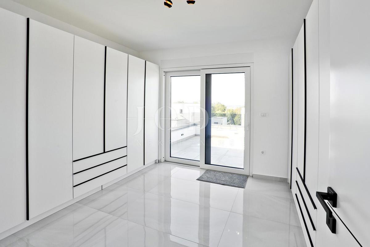 IZJEMNA PRILOŽNOST! Moderna vila s pogledom na morje