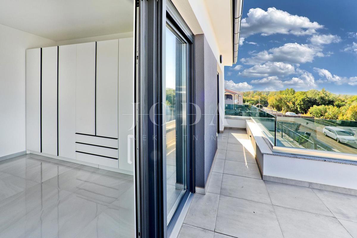 IZJEMNA PRILOŽNOST! Moderna vila s pogledom na morje