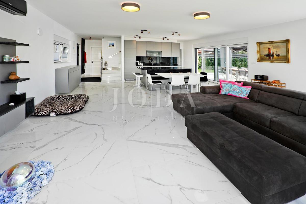 IZJEMNA PRILOŽNOST! Moderna vila s pogledom na morje