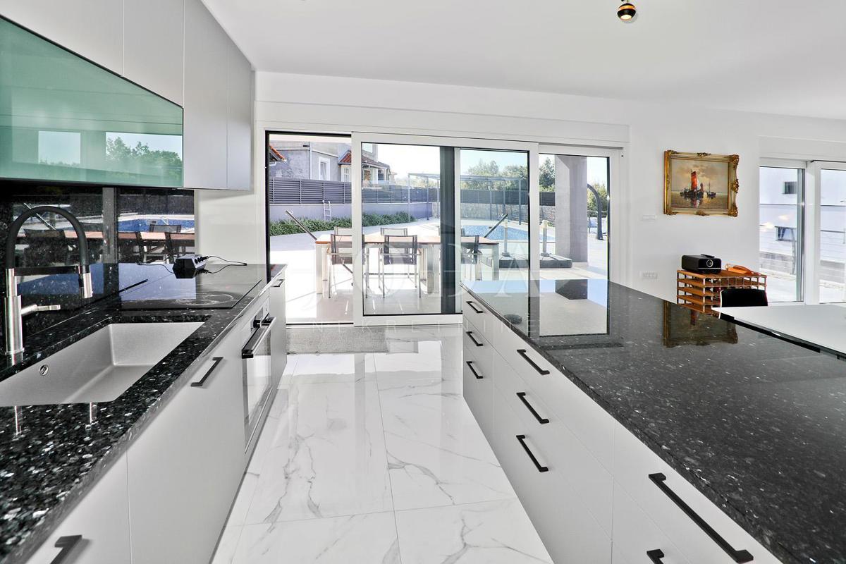 IZJEMNA PRILOŽNOST! Moderna vila s pogledom na morje