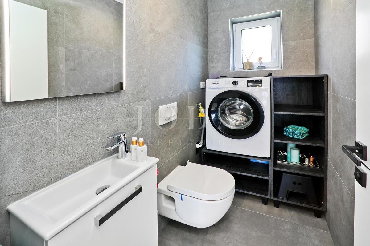 IZJEMNA PRILOŽNOST! Moderna vila s pogledom na morje