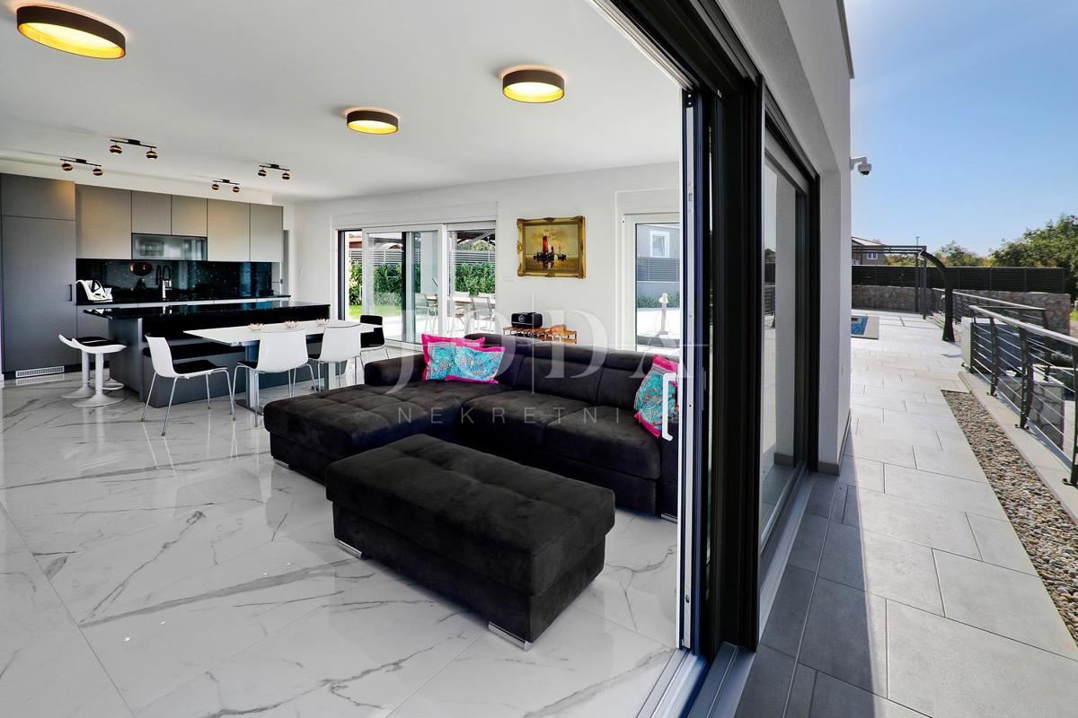 IZJEMNA PRILOŽNOST! Moderna vila s pogledom na morje