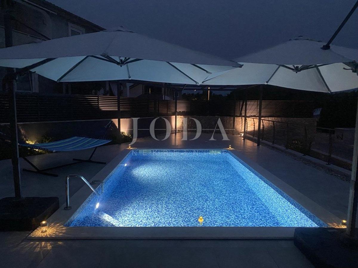 IZJEMNA PRILOŽNOST! Moderna vila s pogledom na morje