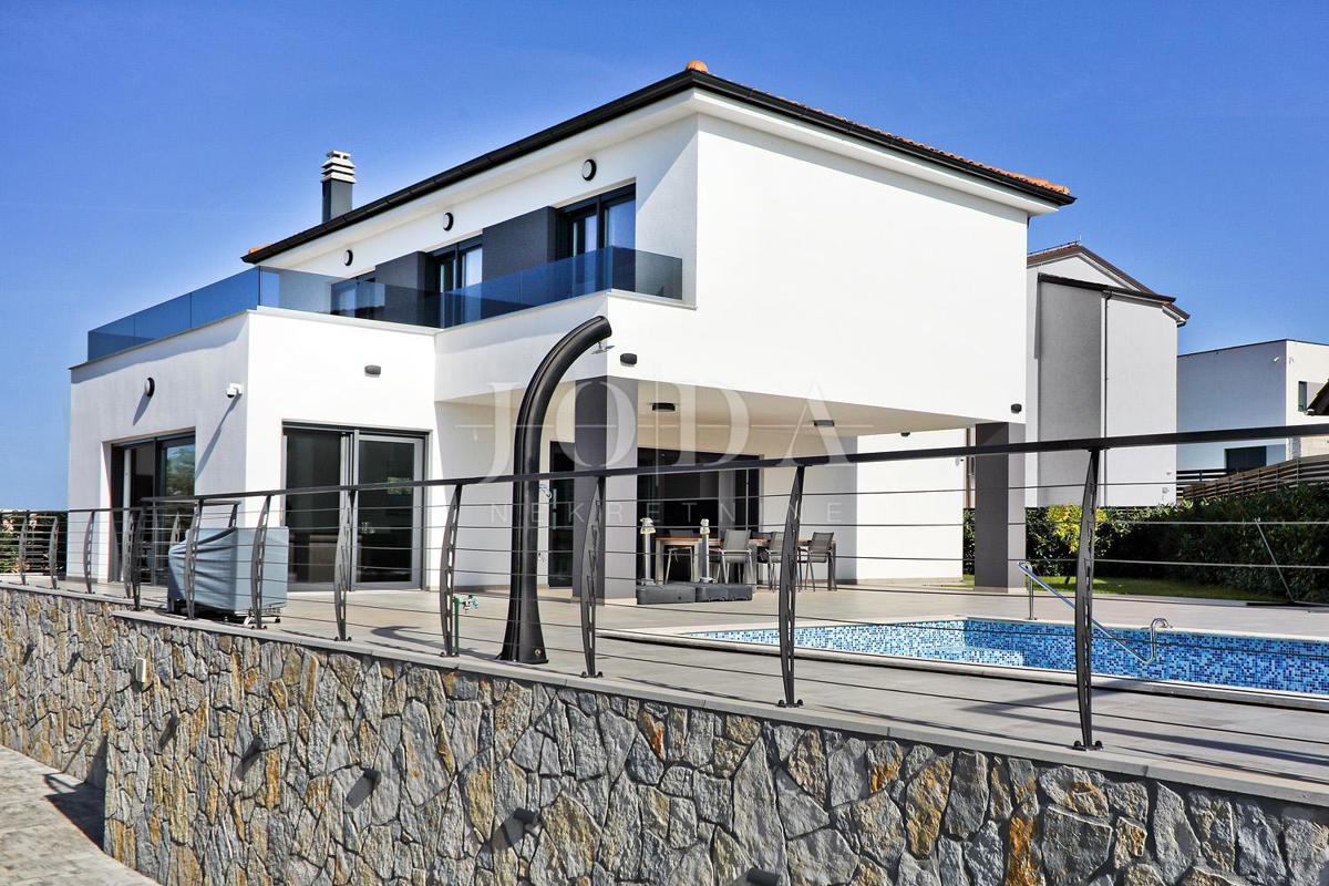 IZJEMNA PRILOŽNOST! Moderna vila s pogledom na morje