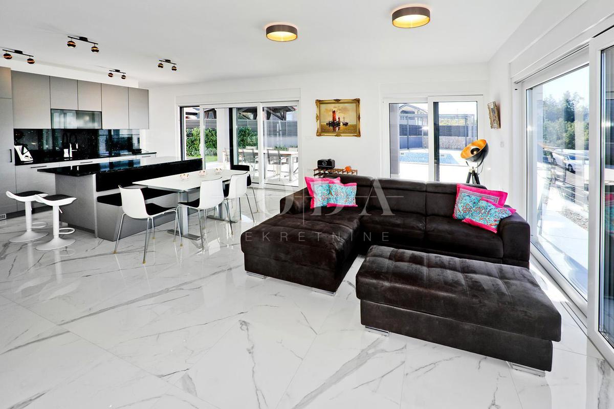 IZJEMNA PRILOŽNOST! Moderna vila s pogledom na morje