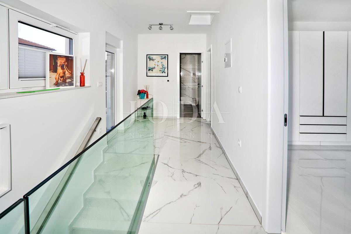 IZJEMNA PRILOŽNOST! Moderna vila s pogledom na morje