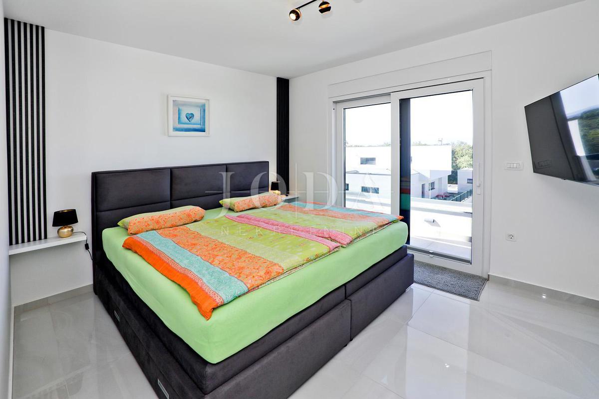 IZJEMNA PRILOŽNOST! Moderna vila s pogledom na morje