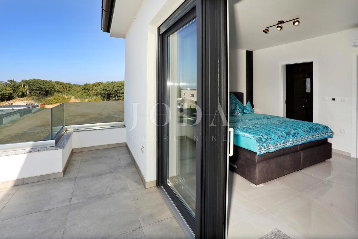 IZJEMNA PRILOŽNOST! Moderna vila s pogledom na morje