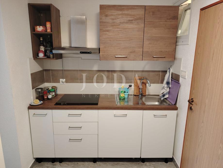 Novi Vinodolski, dvosobni apartma, 220 m od morja