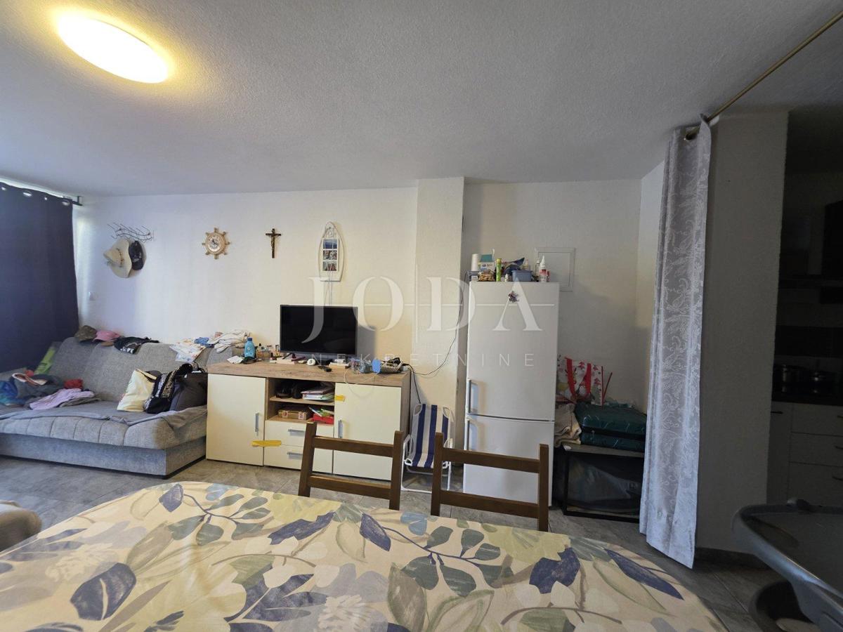 Novi Vinodolski, dvosobni apartma, 220 m od morja