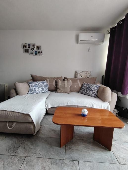 Novi Vinodolski, dvosobni apartma, 220 m od morja