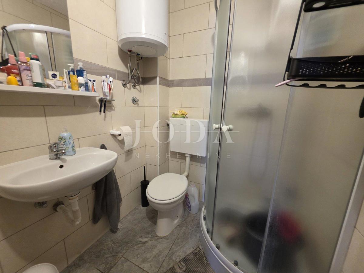 Novi Vinodolski, dvosobni apartma, 220 m od morja