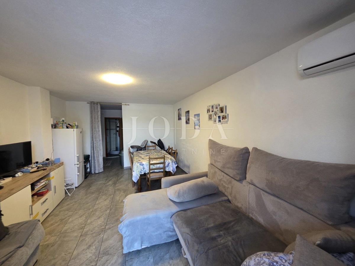 Novi Vinodolski, dvosobni apartma, 220 m od morja