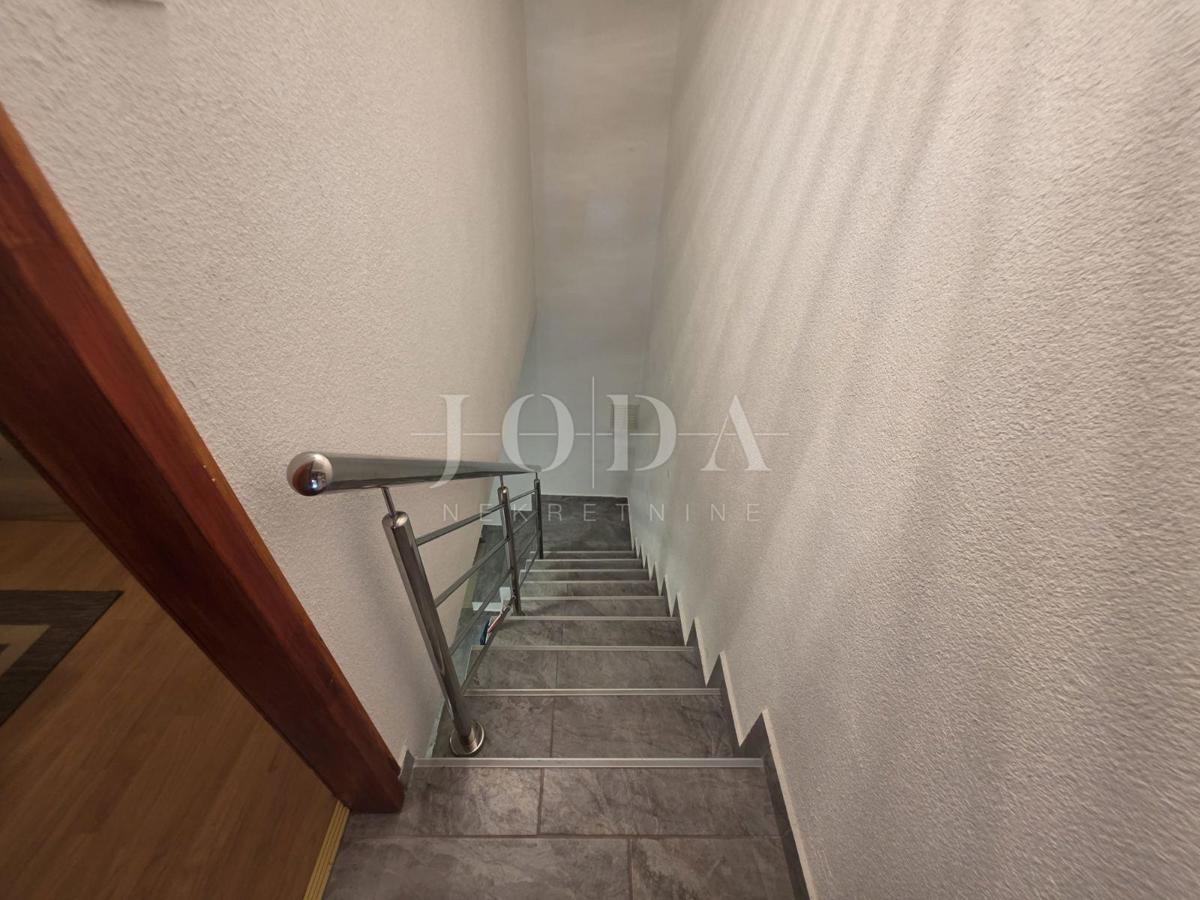 Novi Vinodolski, dvosobni apartma, 220 m od morja