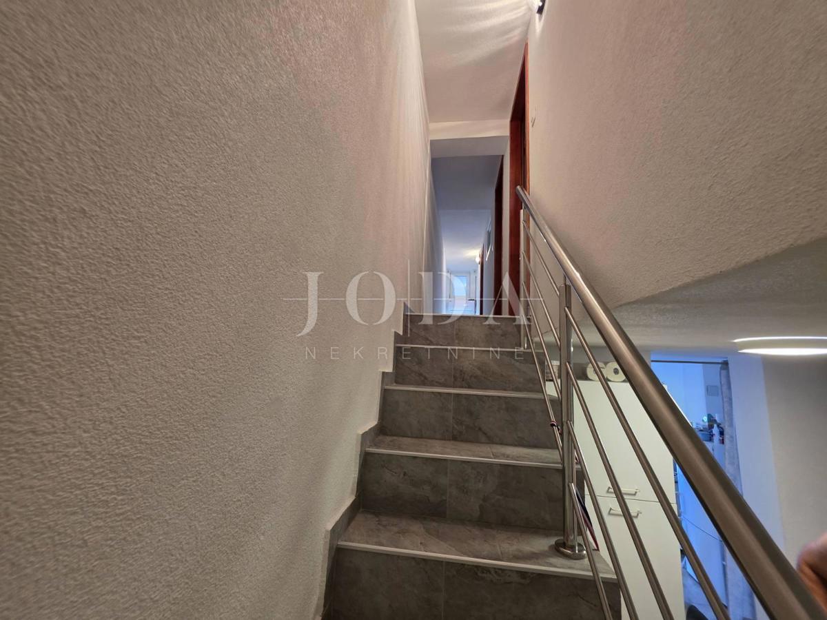 Novi Vinodolski, dvosobni apartma, 220 m od morja